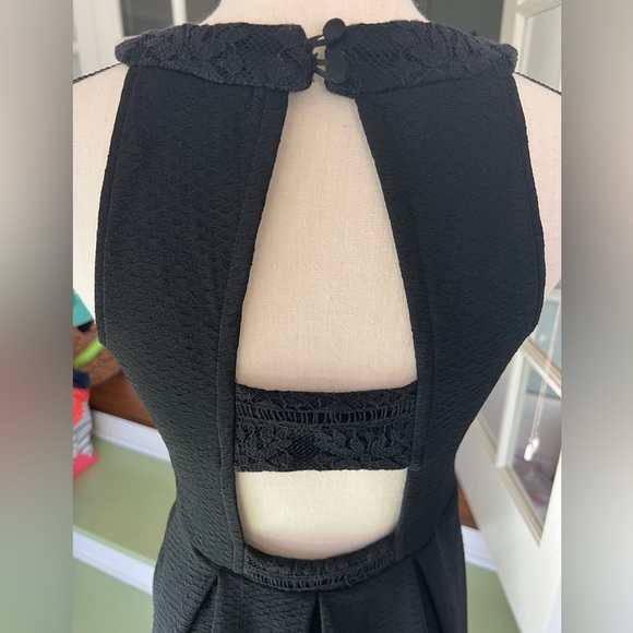 Xhileration Black Open-Back Dress with Lace Detailing and Side Zipper - Picture 5 of 5